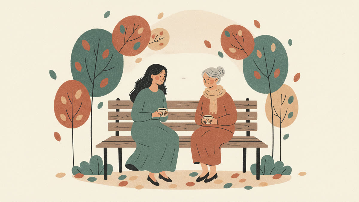 Взрослая дочь и пожилая мама сидят рядом на скамейке в парке, каждая со своей чашкой, и спокойно разговаривают